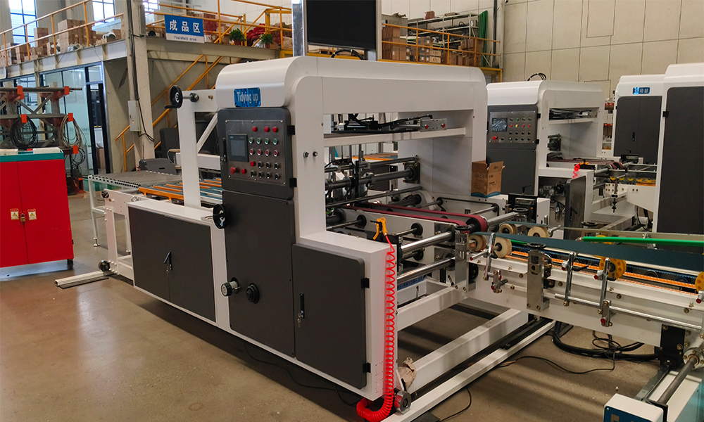 Vollautomatische Kartonklebe- und N&auml;hmaschine