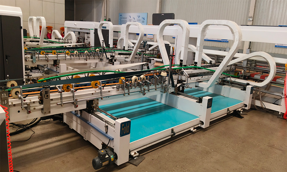 Kundenvorf&uuml;hrung einer vollautomatischen Kartonklebe- und N&auml;hmaschine vor Ort